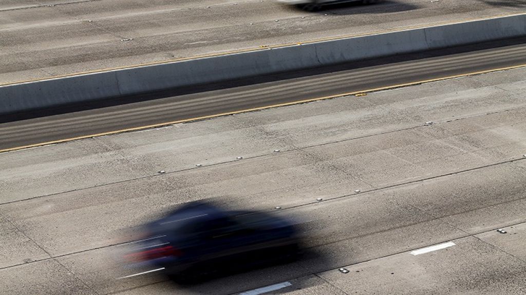  Foto: Intentan deshacerse de una pistola arroj&aacute;ndola a una autopista y cae en el lugar equivocado 