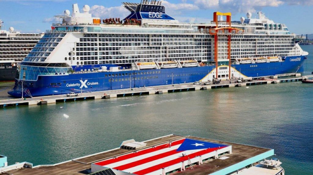  Turistas de cruceros son recibidos por una enorme bandera de Puerto Rico 