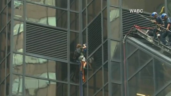 EN VIVO: La policÃ­a de EE.UU. intenta detener a un hombre que escala la Trump Tower con ventosas