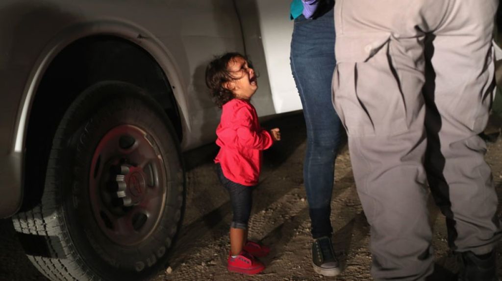  La historia que hay tras la foto de la ni&ntilde;a inmigrante que llora desconsoladamente 