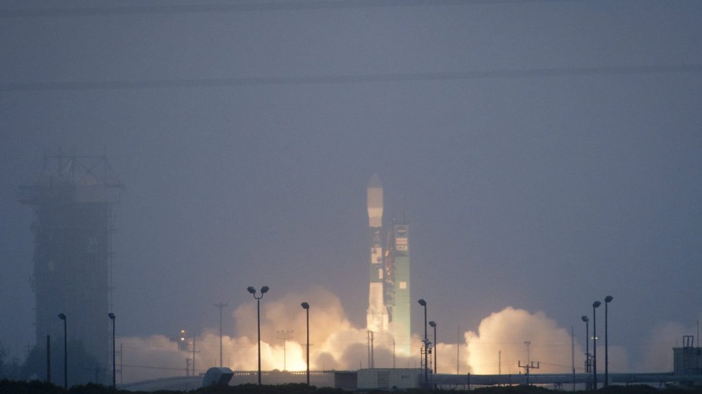  Aplazan lanzamiento de cohete con satélite espía desde Florida 