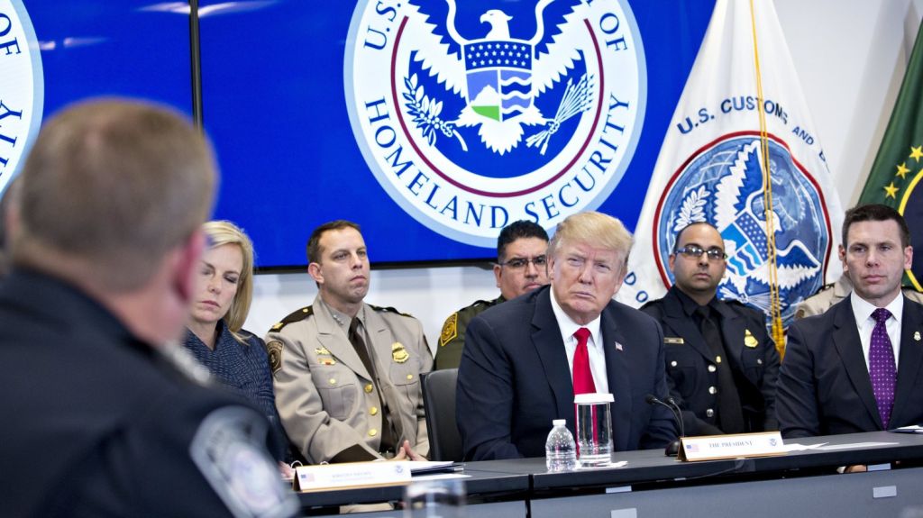  Trump aterriza en Florida tras pol&eacute;mico informe del Congreso contra el FBI 