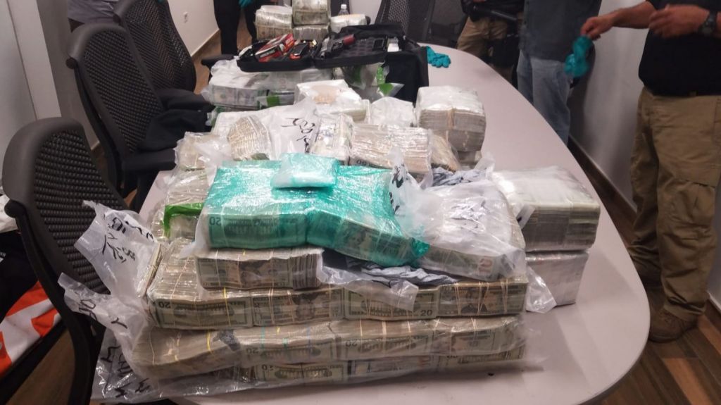  Federales incautan $3.7 millones dentro de un bote abandonado 