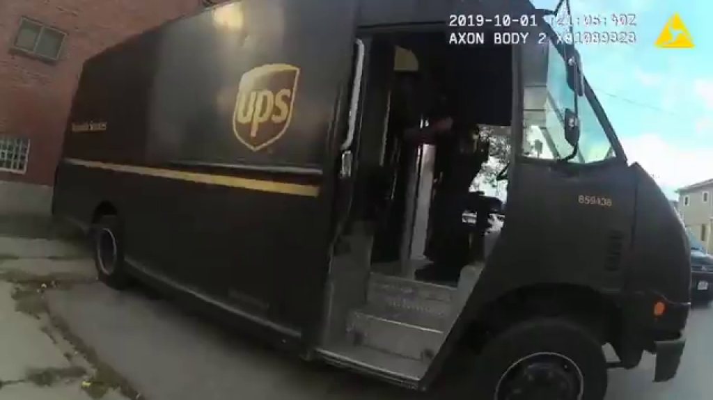  Revelan video del momento que la polic&iacute;a de Cleveland socorre a empleado de UPS que fue herido de bala y arrestan a sospechoso 