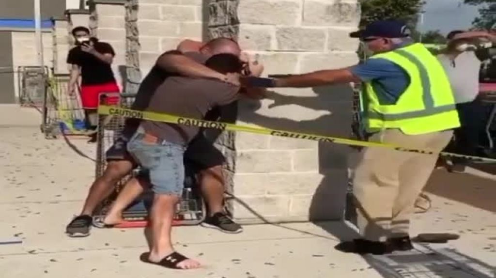  En video violenta pelea en una fila para el supermercado en Miami 
