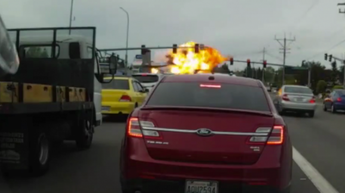 Video: Â¡De pelÃ­cula! Avioneta se estrella en plena autopista de Washington