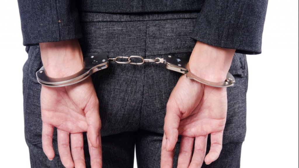  Arrestan mujer que mordi&oacute; y le dio en la cara a su esposo en Carolina 