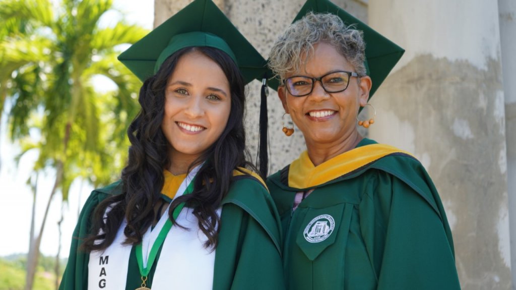  Madre e hija se grad&uacute;an juntas de la Facultad de Artes y Ciencias del RUM 