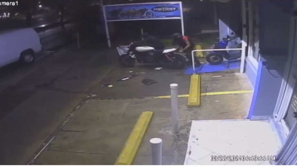  En video momento en que &ldquo;cacos&rdquo; roban varias motoras de negocio en Bayam&oacute;n 
