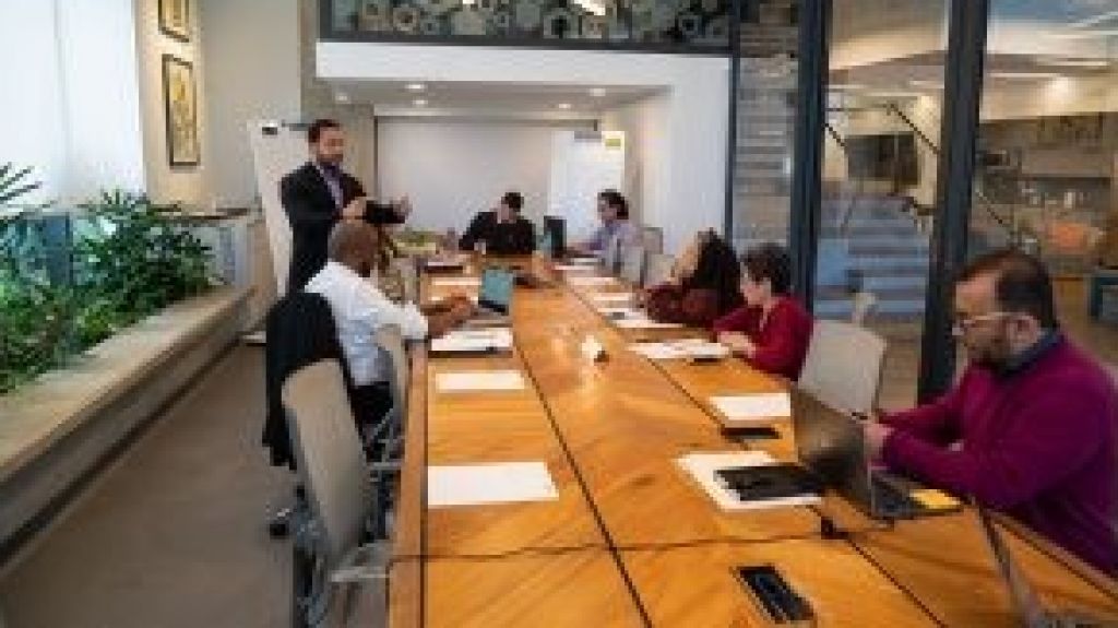  Comienzan las conversaciones entre organizaciones sin fines de lucro y agencias gubernamentales 