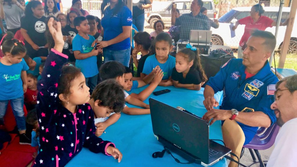  Astronauta boricua Joseph Acab&aacute; visita escuela Montessori de Yabucoa afectada por el hurac&aacute;n Mar&iacute;a 