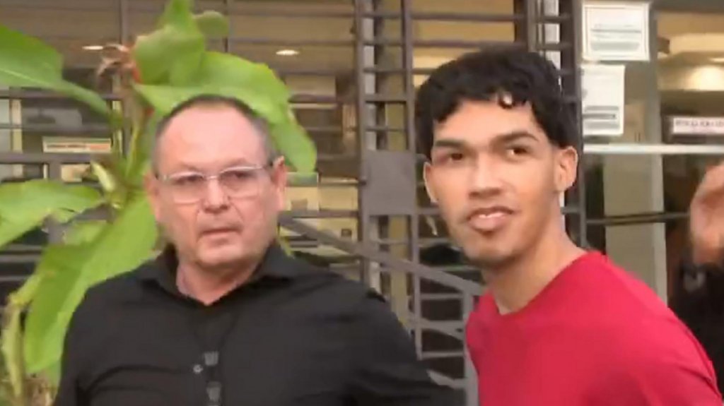  Video: El Trafala que mato al militar en Aguada se burla al llegar al salir del tribunal 