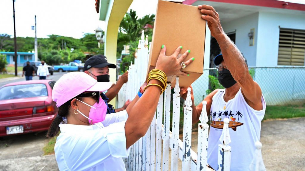  Vecinos de Vieques reciben alimentos y productos de prevenci&oacute;n 