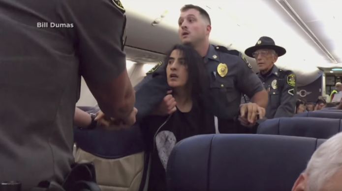 Video indignante: Por declararse alÃ©rgica a los animales fue arrastrada fuera de un aviÃ³n