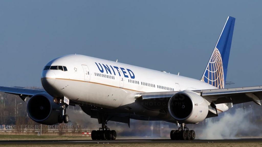  Pasajero dej&oacute; los ba&ntilde;os del avi&oacute;n tan desagradables que el piloto tuvo que aterrizar de emergencia 