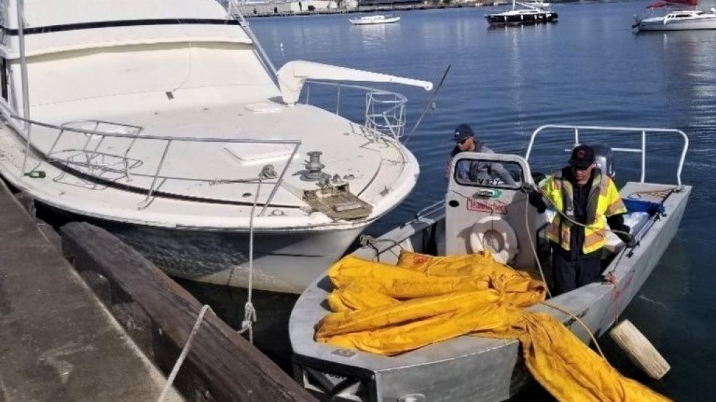  Guardia Costera realiza limpieza y remoci&oacute;n de petr&oacute;leo de barco abandonado en puerto de San Juan 