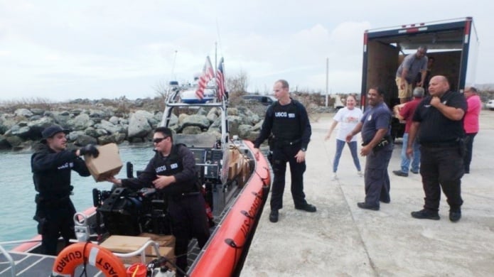 Guardia Costera suple de agua y comida a Vieques