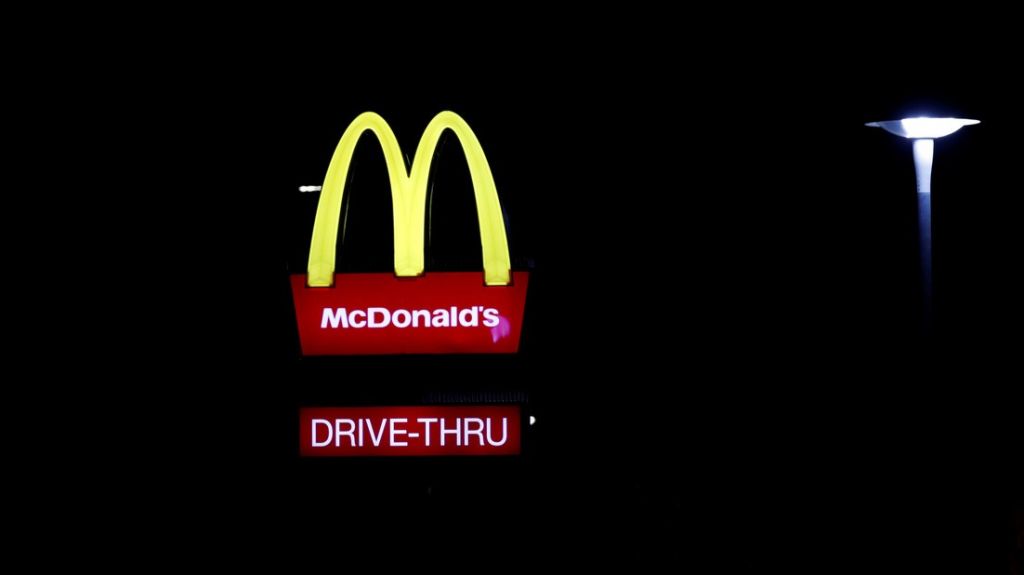  Balean a dos empleados de McDonald's por impedir a los clientes comer en el local debido al coronavirus 