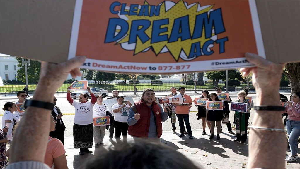  "So&ntilde;adores" de Arizona emigran a otros estados para pagar la universidad 