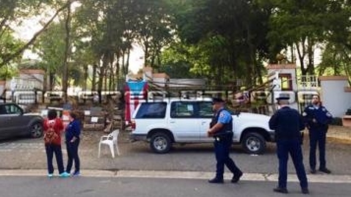 Estudiantes del recinto de Utuado bloquean acceso a la universidad