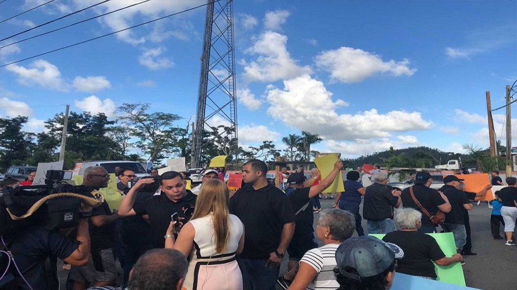  Manifestantes bloquean tramo de la PR-2 en Dorado 