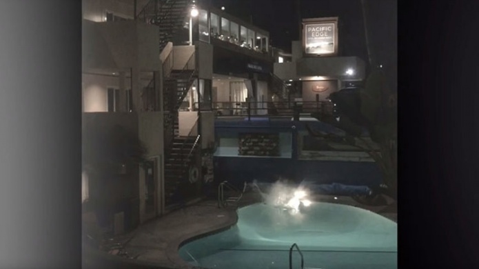 Video: Se tira a una piscina desde un techo, pero no calculo bien y se parte la piernas