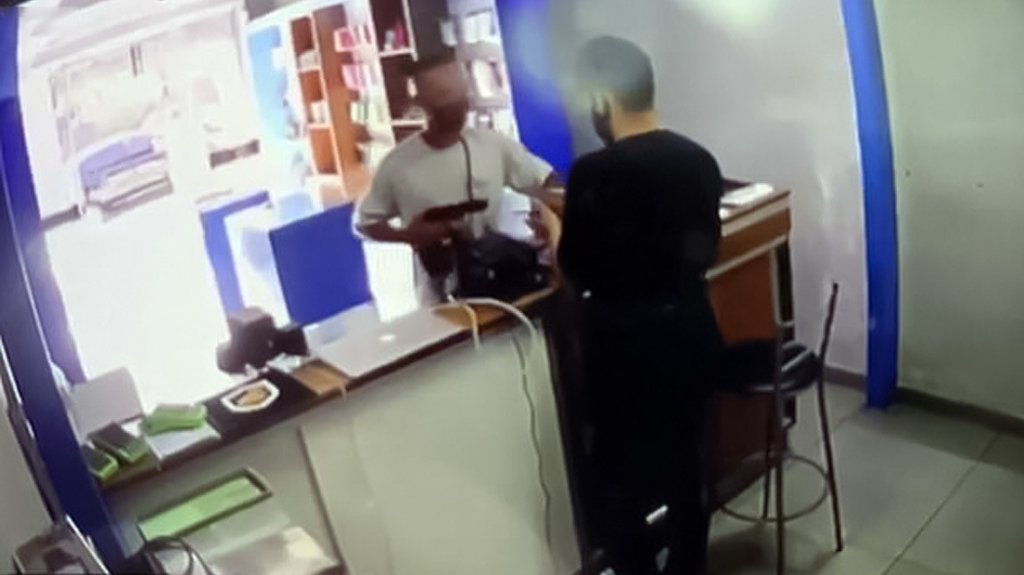  VIDEO: Roba una tienda a punta de pistola, pero el due&ntilde;o le dispara por la espalda cuando se dispone a huir 