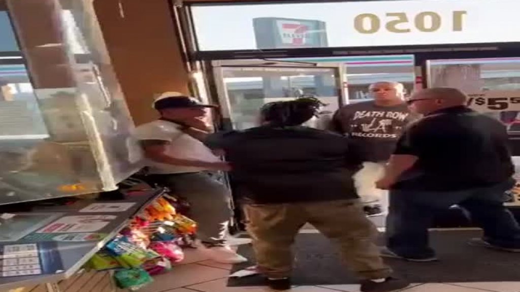  Video: Mujer le da una paliza a un hombre que intentó sacarle el celular del bolsillo 