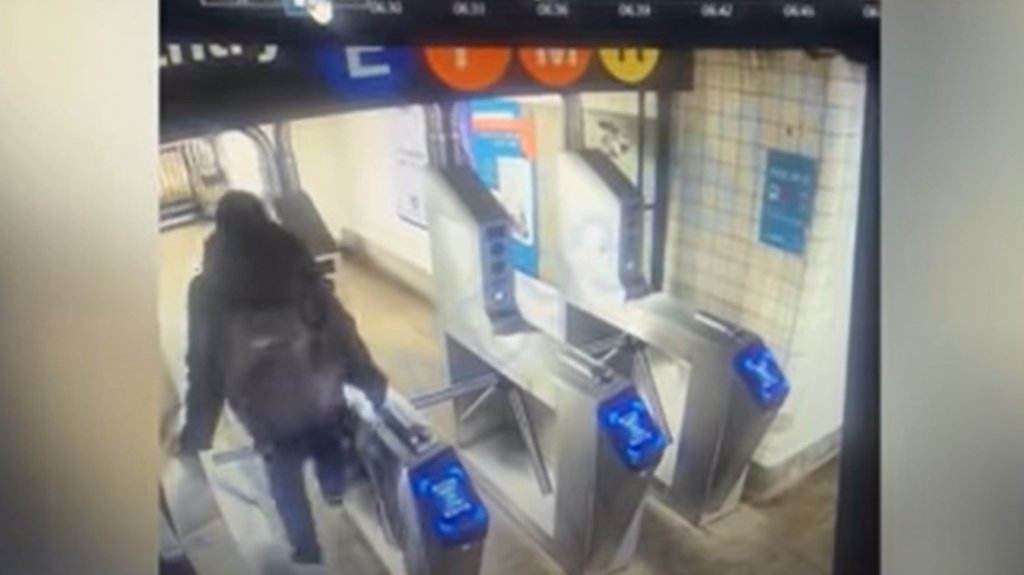  Hombre se rompe el cuello al saltar torniquete en el metro de Nueva York 