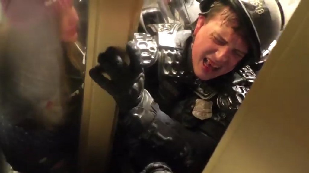  Publican video de como un polic&iacute;a ensangrentado ped&iacute;a ayuda mientras era &ldquo;aplastado&rdquo; en el capitolio de EEUU 