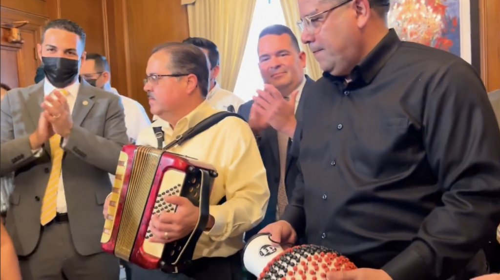  Arrancan sesi&oacute;n extraordinaria al son de parranda navide&ntilde;a en El Capitolio 