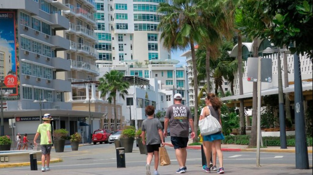  Le roban dos carros alquilados a turistas en Condado 