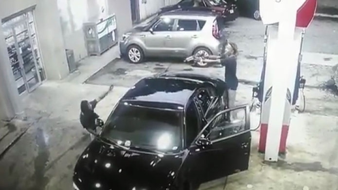 Video: DiscusiÃ³n en gasolinera de Atlanta termina con tiroteo entre dos hombres