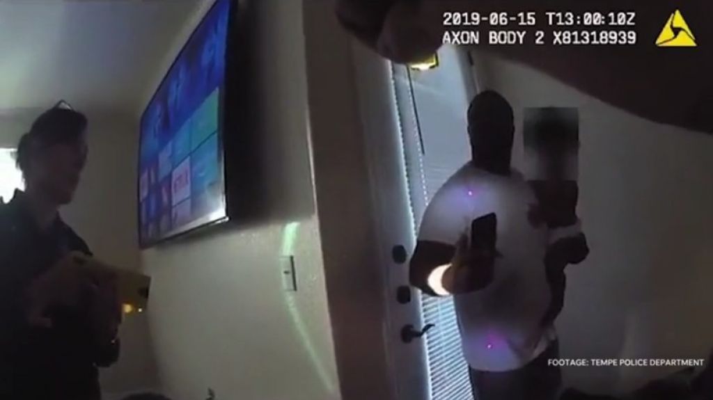  VIDEO: Polic&iacute;a de EE.UU. dispara su pistola el&eacute;ctrica contra un hombre que ten&iacute;a a su beb&eacute; en brazos 