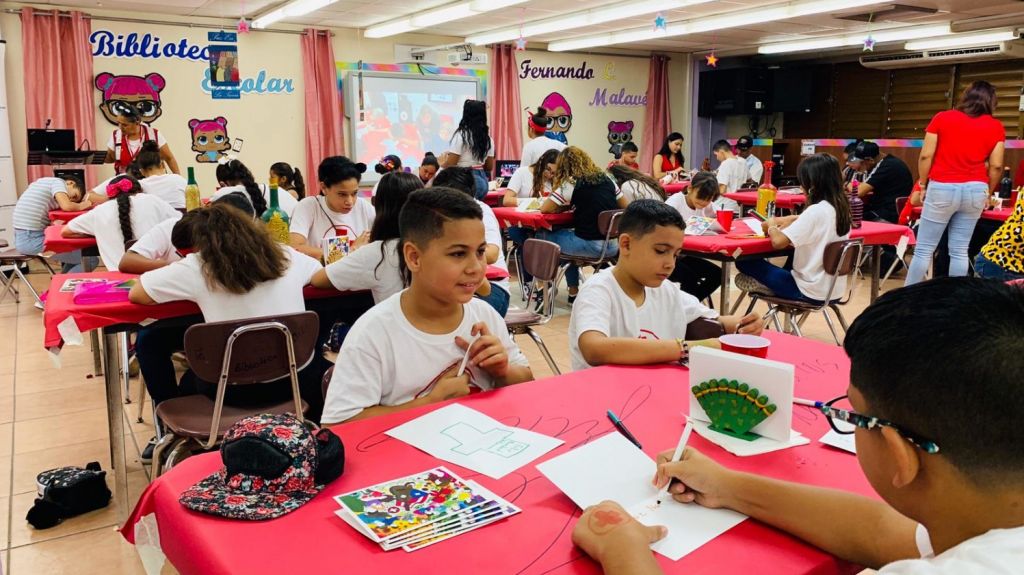  Confeccionan 150 j&oacute;venes de la Cruz Roja 1,800 tarjetas navide&ntilde;as para militares puertorrique&ntilde;os 