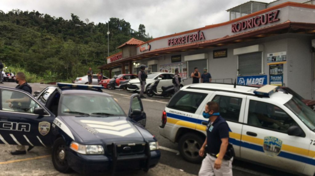  Fotos: Cierran negocio en Orocovis y Barranquitas por violar la orden ejecutiva 