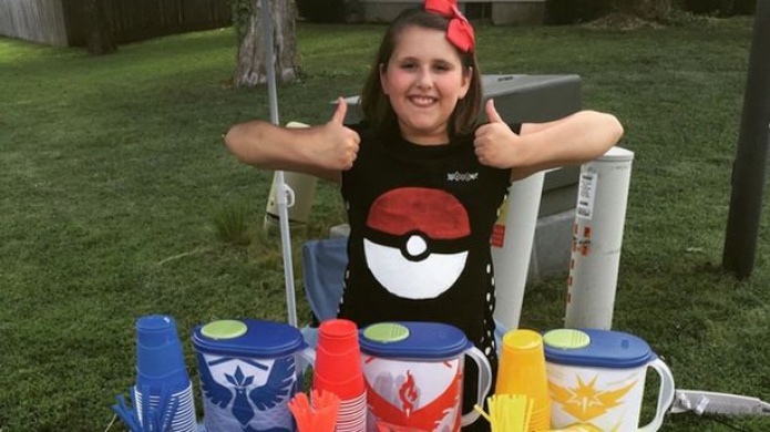 'PokÃ©negocio': una niÃ±a de EE.UU. gana 200 dÃ³lares al dÃ­a vendiendo limonada a los jugadores