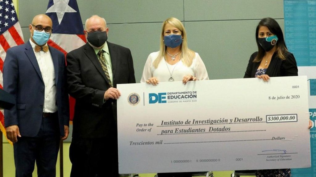  Gobernadora otorga beca a alumnos con alto potencial intelectual y entrega incentivo de 300 mil al Instituto de Investigaci&oacute;n y Desarrollo 