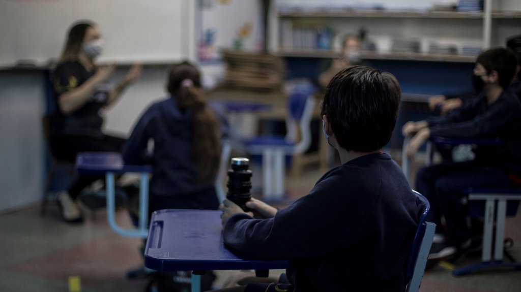  Los CDC recomiendan reabrir las escuelas con uso obligatorio de mascarillas 