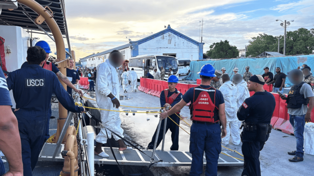  Guardia Costera devuelve 109 migrantes a República Dominicana tras interdicciones en el Pasaje de la Mona 