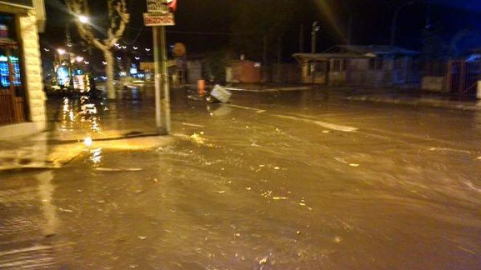 Video: LAS PRIMERAS OLAS DE TSUNAMI LLEGAN A CONCÃN "TERREMOTO EN CHILE"
