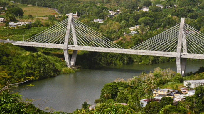 Verán mañana condiciones del puente atirantado Izcoa Moure de Naranjito
