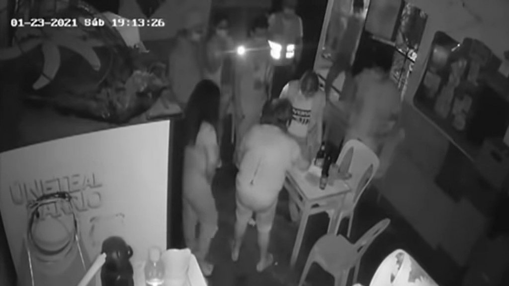  VIDEO: Pareja en aparente complicidad con la Polic&iacute;a de Per&uacute; &ldquo;siembra&rdquo; coca&iacute;na en un local e inmediatamente arrestan a su due&ntilde;a 