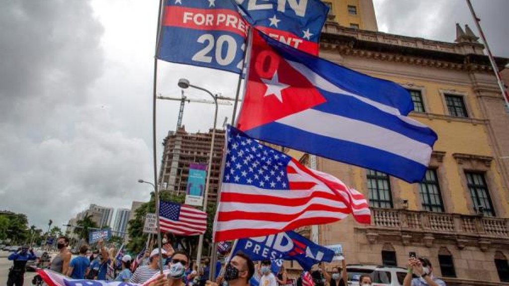  Latinos celebran en la Torre de la Libertad de Miami la victoria de Biden 