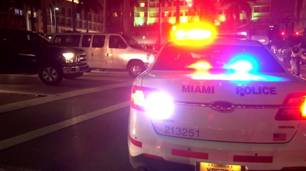  Los detienen por manejar borrachos y deciden tener relaciones en la patrulla 