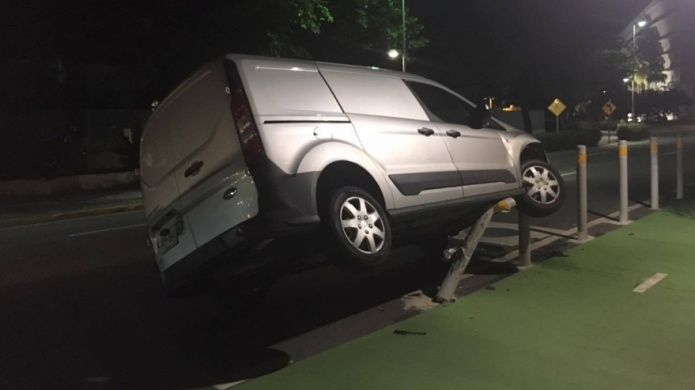 Fotos: La guagua del viernes no es la Ãºnica que se "engancho" en las vallas frente al Caribe Hilton 