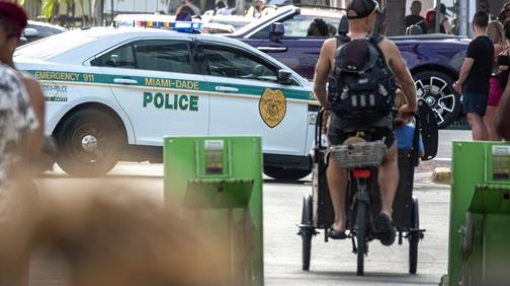  Un ladr&oacute;n usa repelente para osos para robar en un centro comercial de Miami 