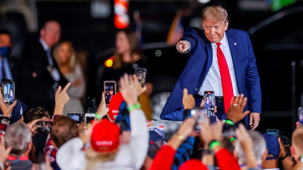  Trump busca el voto de los ancianos con promesas sobre la vacuna 