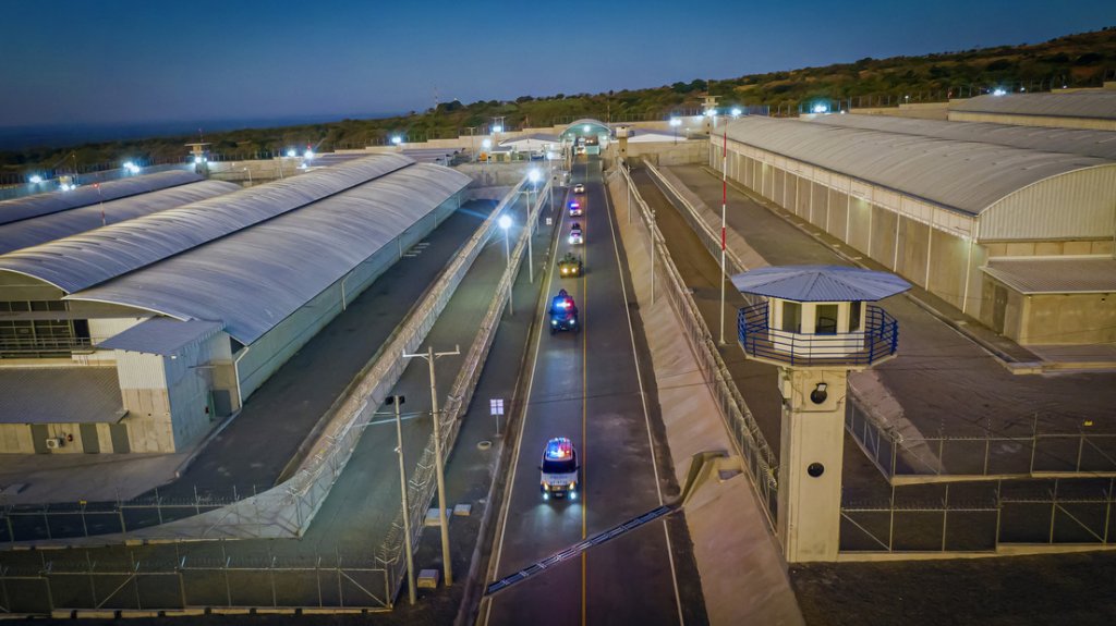  Video:La megacárcel de El Salvador recibe a los primeros 2.000 presuntos pandilleros 