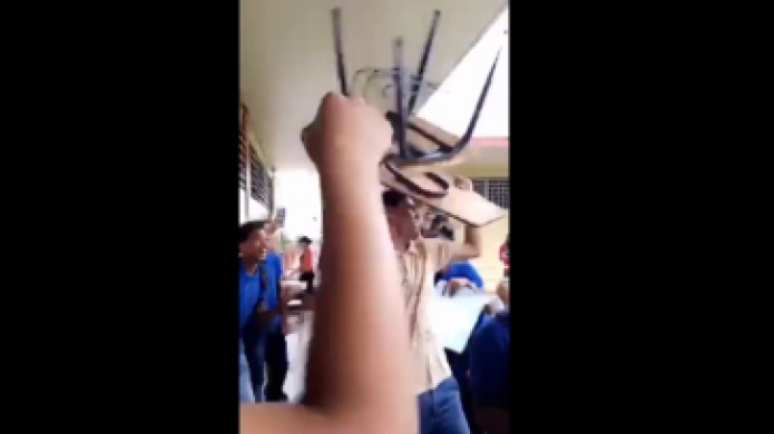 Video: Vuelan pupitres durante protesta de estudiantes en escuela de Rio Piedras  